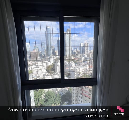 חלון עם תריסים פתוחים ונוף עירוני